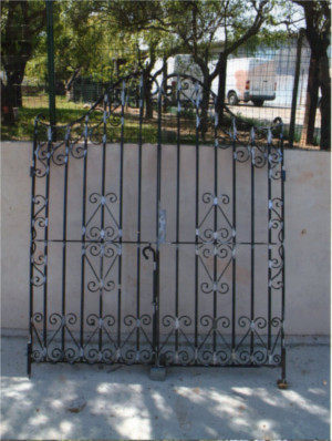 Puerta de hierro decorada